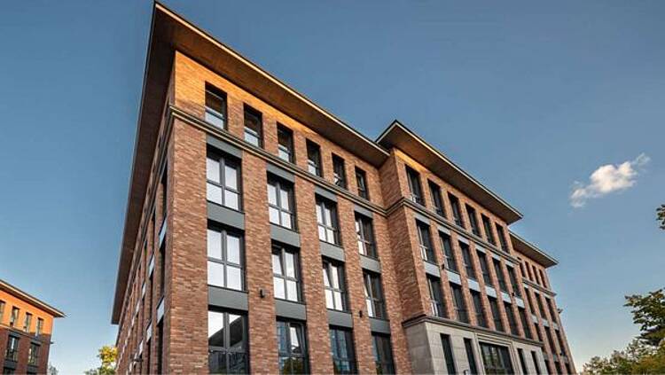 Foto: Blick auf die Backsteinfassade der Exponential University in Potsdam