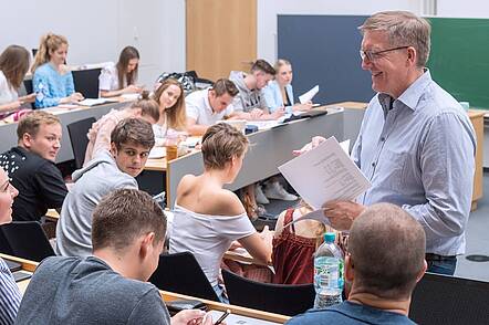 Foto: Studierende hören eine Vorlesung im Hörsaal 