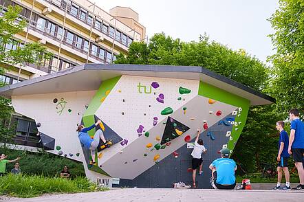Foto: Kletterwand mit Studenten auf dem Campus der Technischen Universität Dortmund.