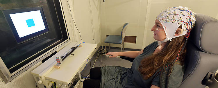 Probandin bei einem Experiment des Instituts für Psychologie der Universität Jena (Foto: Friedrich-Schiller-Universität Jena/Jan-Peter Kasper)
