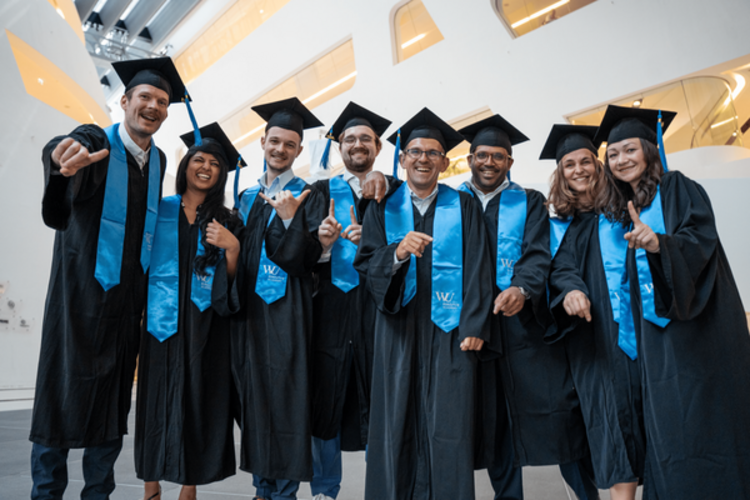 Foto: Graduierende Studenten in Robe.