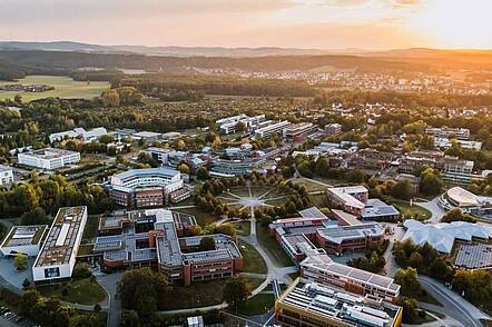 Foto: Luftaufnahme des Campus der Universität Bayreuth im Sonnenuntergang