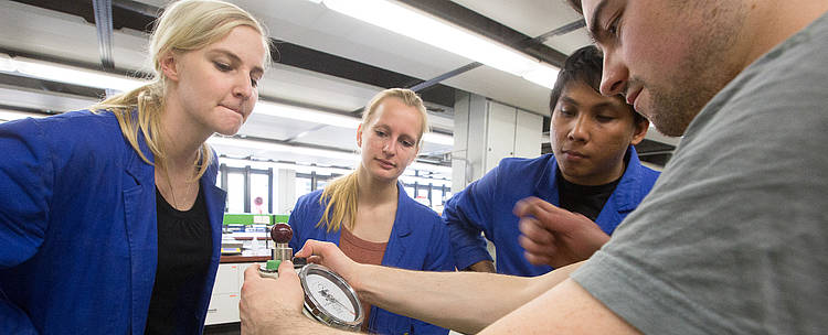 Studierende bei einer praktischen Übung (Foto: Beuth Hochschule für Technik Berlin/Ernst Fesseler)