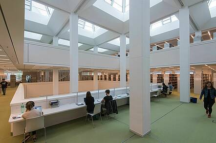 Foto: Studierende sitzen in der Campusbibliothek der Freien Universität Berlin.