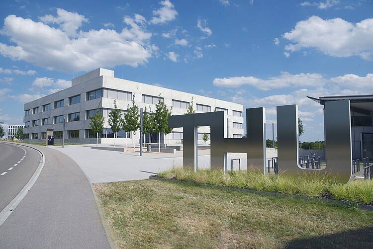 Campus der Technischen Hochschule Ulm (Foto: Technische Hochschule Ulm) Foto: Blick auf den Campus mit großem Logo der Technischen Hochschule Ulm