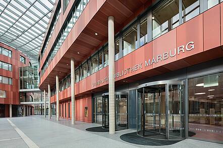 Foto: Blick auf den Eingangsbereich der Neuen Universitätsbibliothek der Universität Marburg