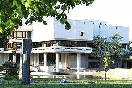 Foto: Blick auf Gebäude der Universität Regensburg 