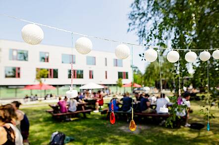 Campus der Fachhochschule Potsdam (Foto: Andrea Hansen/Fachhochschule Potsdam)  Foto: Studierende sitzen auf dem Campus der Fachhochschule Potsdam