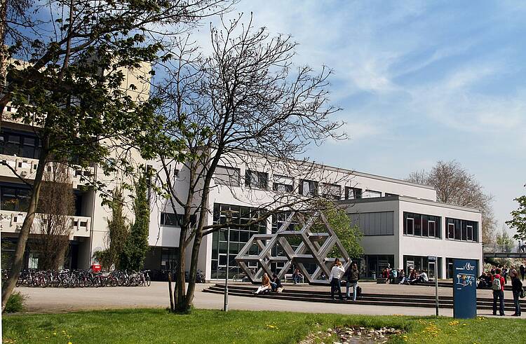 Gebäude und Campus der Pädagogischen Hochschule Freiburg (Foto: Pädagogische Hochschule Freiburg) Foto: Außenansicht des Hochschulgebäudes der Pädagogischen Hochschule Freiburg mit Campus.