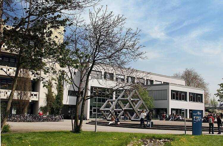 Gebäude und Campus der Pädagogischen Hochschule Freiburg (Foto: Pädagogische Hochschule Freiburg) Foto: Außenansicht des Hochschulgebäudes der Pädagogischen Hochschule Freiburg mit Campus.