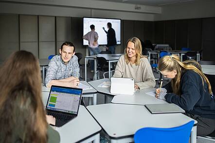Foto: Seminarraum Universität Hamburg mit Studenten in einer Arbeitsgruppe am Tisch sitzend.
