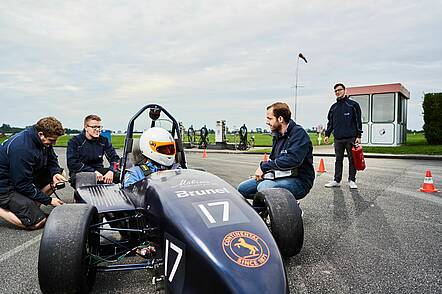 Foto: Studierende mit Boliden des Teams Baltic Racing der Formular Student                               
