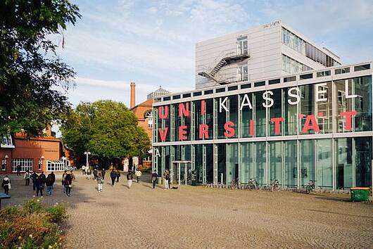 Foto: Hauptgebäude der Universität Kassel.