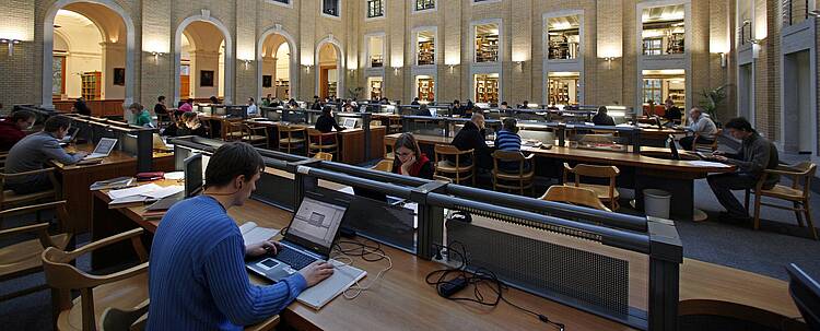 In der Bibliothek der Universität Leipzig (Foto: Universität Leipzig/Jan Woitas)