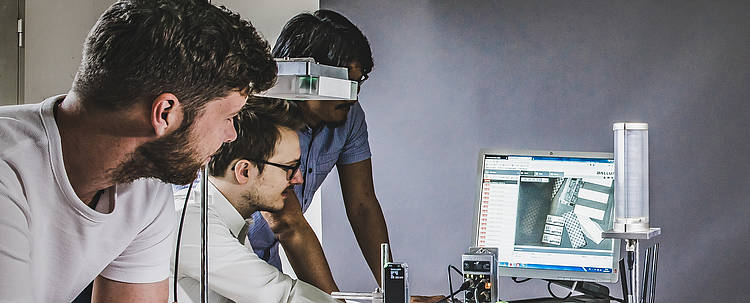 Studenten arbeiten an einem Computer (Foto: Hochschule für Technik Stuttgart/Kapia Photografie)