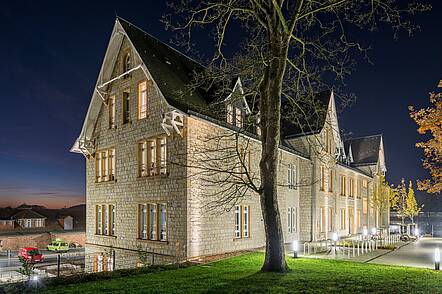 Foto: Blick auf die Fachhochschule der Diakonie in Bielefeld bei Nacht