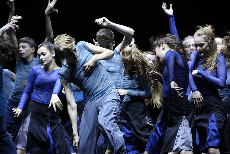 Dance event of the Palucca University of Dance Dresden (Photograph: Palucca University of Dance Dresden) Image: Students dance at a palucca university dance event.