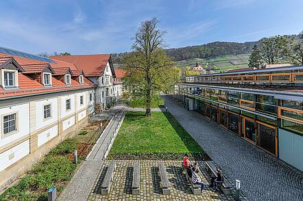 Foto: Blick auf den Campus Pillnitz der HTW Dresden mit Lehrgebäude Pillnitzer Platz 1 und Hörsaalgebäude