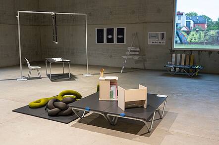 Foto: Blick in einen Ausstellungsraum, in dem Arbeiten von Studierenden der Gestaltung an der Folkwang Universität der Künste gezeigt werden.