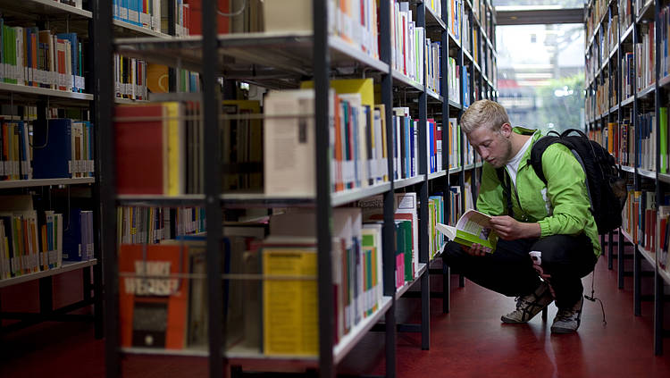 Student in der Bibliothek (Foto: PH Karlsruhe)