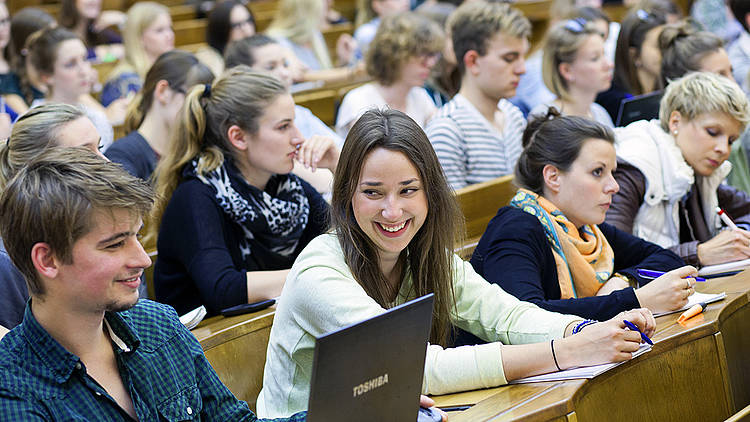 Studierende im Hörsaal (Foto: Universität Münster/Judith Kraft)