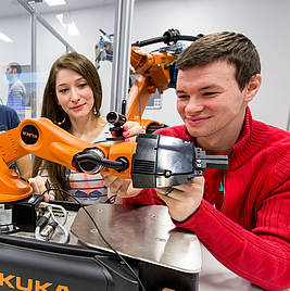Studierende der Automatisierungstechnik und Robotik der Hochschule Kempten (Foto: Hochschule Kempten) 