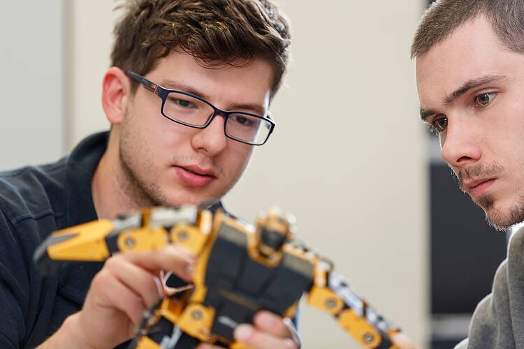Studierende der Fakultät Informatik und Mathematik der OTH Regensburg (Foto: Florian Hammerich) Foto: Studierende der Fakultät Informatik und Mathematik arbeiten an einem Modell
