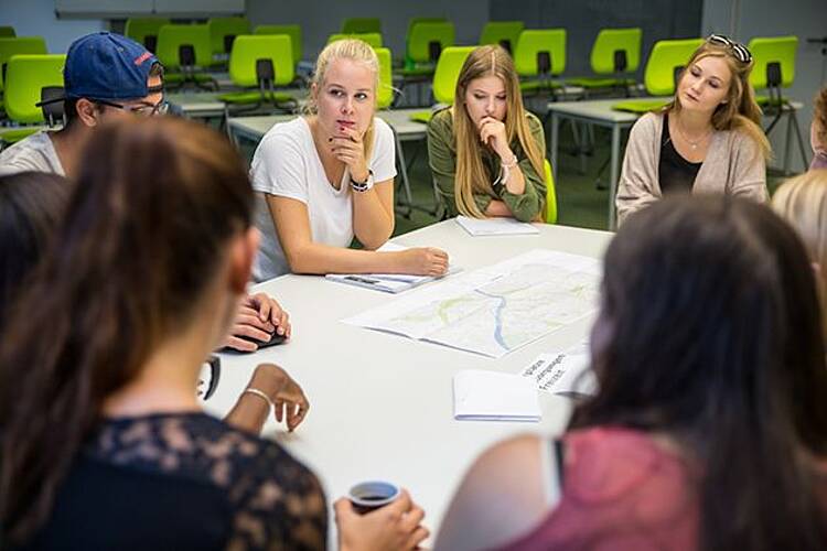 Studierende an der HfK+G (Foto: Hochschule für Kommunikation und Gestaltung) Foto: Studierende an der Hochschule für Kommunikation und Gestaltung in der Diskusision