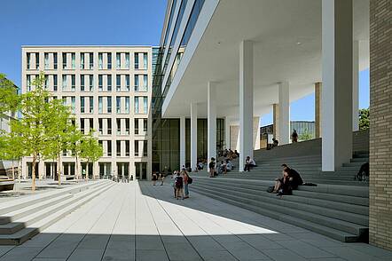 Foto: Blick auf den Lesehof des Campus Stadtmitte der TU Darmstadt 