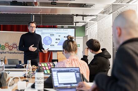 Foto: Studierende an der HSBA.