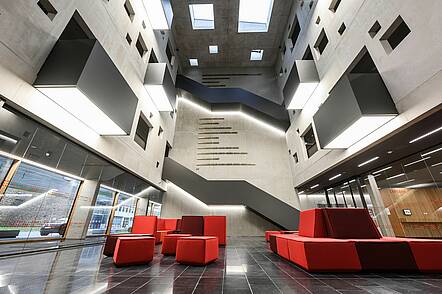 Foto: Blick ins das Innere des ITMZ Gebäudes auf dem Campus Friedrich Streib der Hochschule Coburg