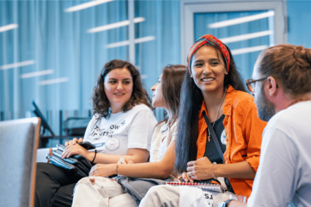 Foto: Studierende der Tomorrow University of Applied Sciences.