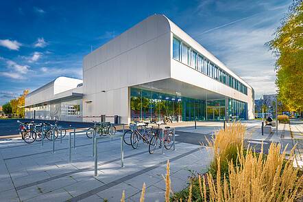 Foto: Herbststimmung am Technikum für Fahrzeugtechnik der Hochschule für Technik und Wirtschaft Dresden