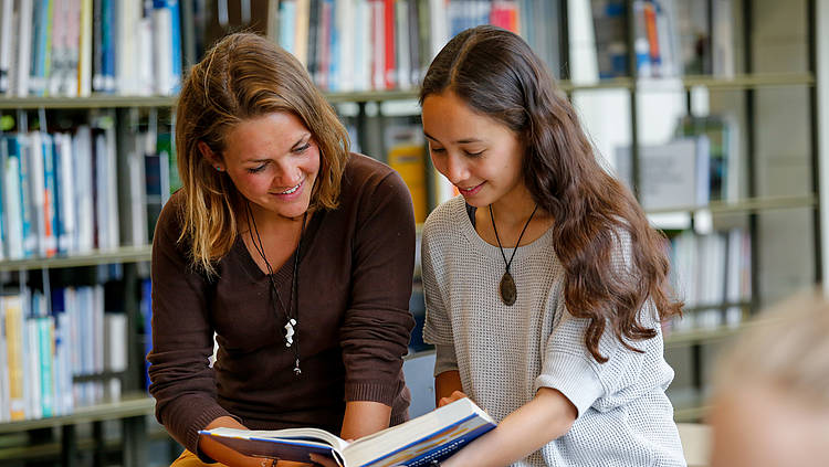 Studentinnen lesen gemeinsam (Foto: Universität Lübeck)