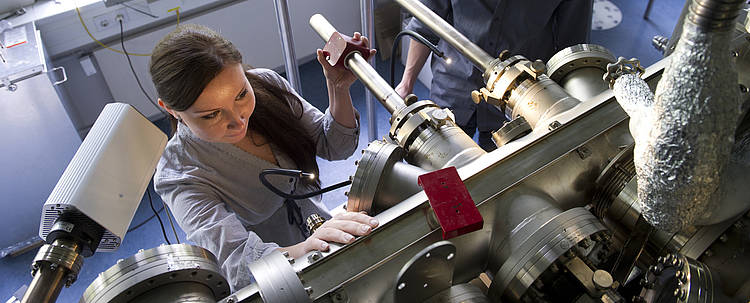 Studentin arbeitet an einer Maschine (Foto: Universität Kassel/Paavo Blafield)
