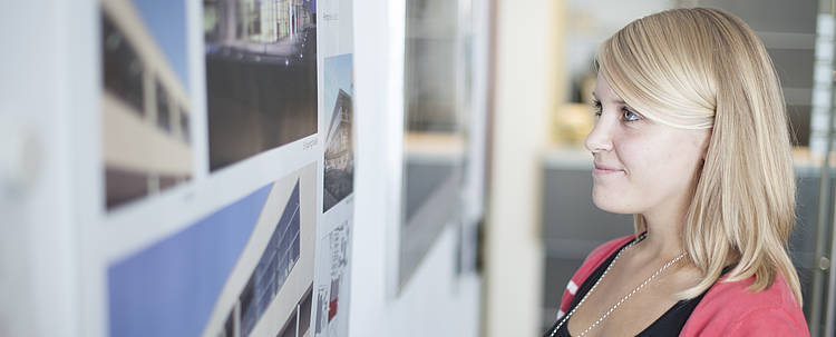 Studentin betrachtet Fotos (Foto: Technische Hochschule Ostwestfalen-Lippe)