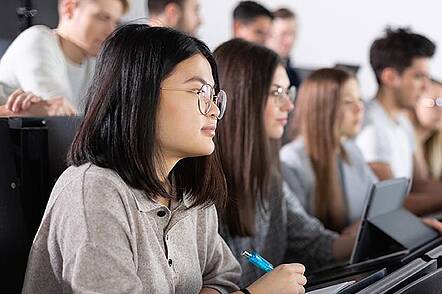 Foto: Mehrere Studierende in einer Vorlesung