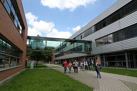 Foto: Studierende vor einem Gebäude der Hochschule Ansbach