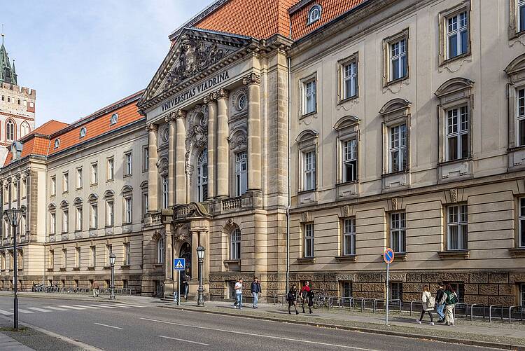 Foto: Blick auf das Hauptgebäude der Europa-Universität Viadrina mit ihrer altehrwürdigen Fassade