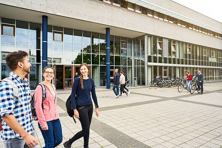 Studierende vor der Fakultät für Maschinenbau (Foto: Timo Roth/Hochschule Stralsund) Foto: Studierende vor der Fakultät für Maschinenbau