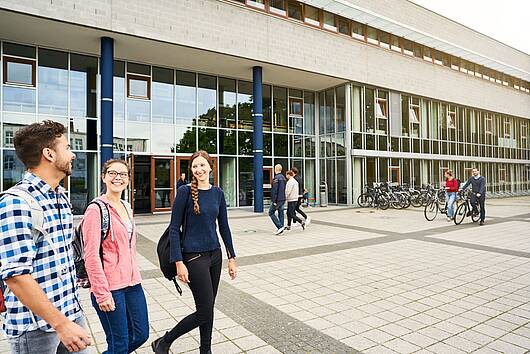 Foto: Studierende vor der Fakultät für Maschinenbau 