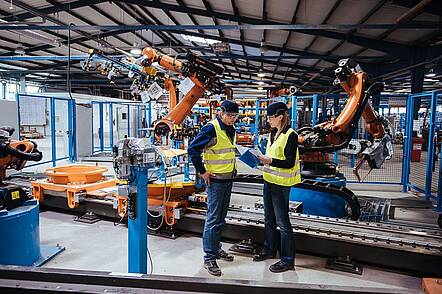 Foto: Studierende des Technischen Studiengangs beim Arbeitsgespräch