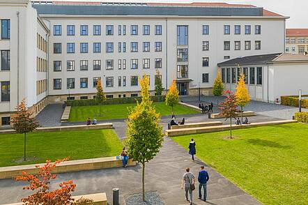 Foto: Blick über den Campus auf das Hochschulgebäude der Evangelischen Hochschule Dresden