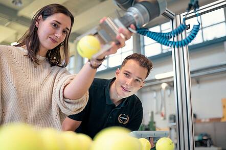 Foto: Studierende im Labor.