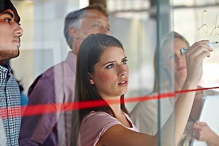 Studierende der Hochschue Fresenius (Foto: Hochschule Fresenius) Foto: Studierende arbeiten an der Lösung eines Problems