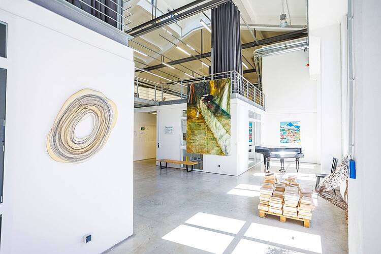 Hochschule der Bildenden Künste Essen (Foto: Tjorben Meier) Foto: Blick in einen großen Raum der Hochschule der Bildenden Künste Essen, in dem Kunstwerke ausgestellt sind.