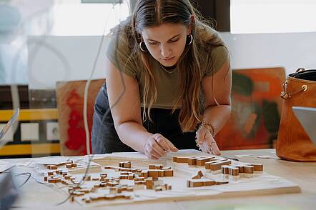 Foto: Studentin der Hochschule RheinMain.
