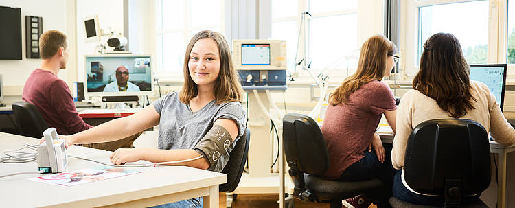 Studierende arbeiten mit medizinischen Geräten (Foto: Timo Roth/Quelle: Hochschule Stralsund)