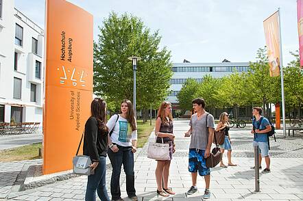 Foto: Studierende auf dem Campus der Hochschule Augsburg