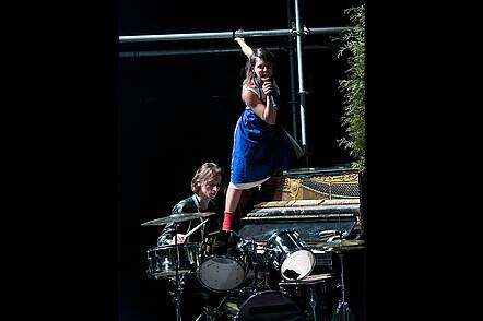 Konzert (Foto: David Baltzer/Hochschule für Schauspielkunst "Ernst Busch") Foto: Studierende bei Theateraufführung